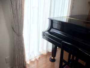 ピアノ室のカーテン