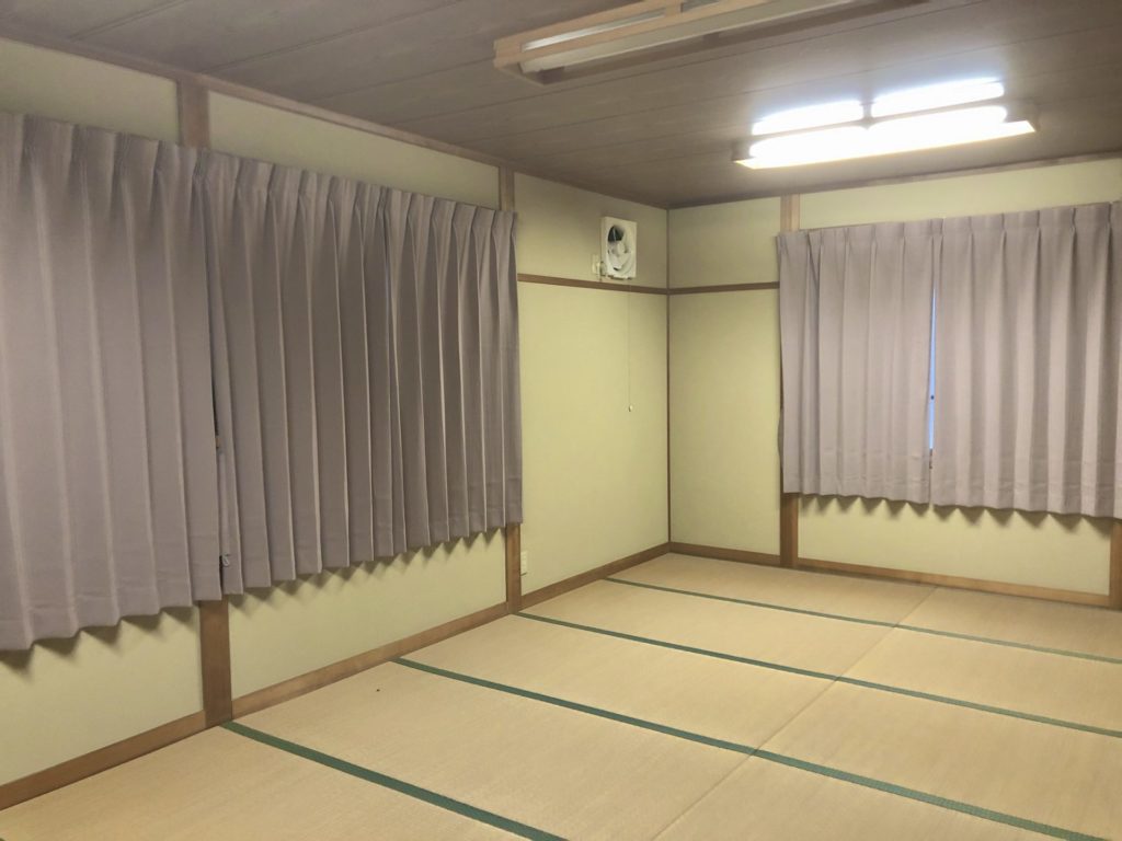 公民館のカーテン